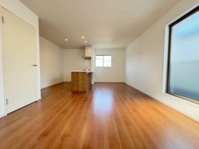 【価格改定】長岡京市滝ノ町1丁目の居間・リビング|リビングフロアは南からの明るい採光がたっぷり入ります。
