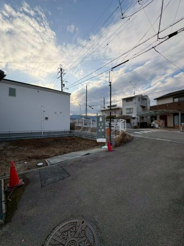 長岡京市滝ノ町1丁目の前面道路含む現地写真|前道幅員約4.0ｍ、朝日の差し込む北東向きです◎
