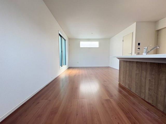 【価格改定】長岡京市滝ノ町1丁目の居間・リビング|キッチン前ダイニングフロア
ダーク調のフローリングがお洒落な空間を演出してくれます。