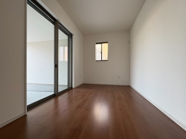 【価格改定】長岡京市滝ノ町1丁目の洋室|1階納戸約5帖
物置としても、お部屋としても自由にお使いいただけます。