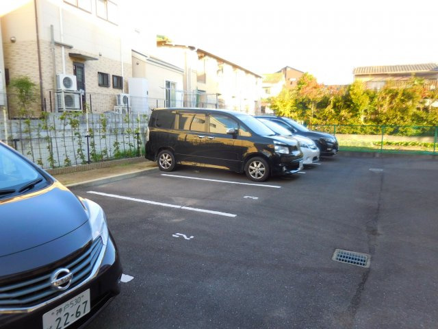 レオパレスイクセン3の駐車場