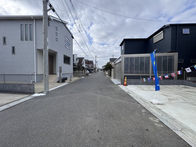 松戸市常盤平柳町新築戸建【常盤平第三小学校：8分】の前面道路含む現地写真|南東側前面道路・幅員約6ｍ