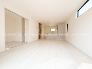 【居間・リビング】 | 岩槻区日の出町　新築戸建 | リビングと繋がる便利なプラスワンのストレージルーム。お子様のプレイスペースとし独立したワークスペーてはもちろん、扉を閉めればリモートワークや趣味の作業に集中できるスに早変わりします