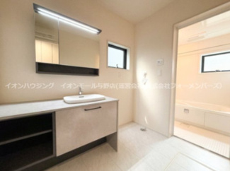 【独立洗面台】 | 岩槻区日の出町　新築戸建 | <2号棟＞スタイリッシュな北欧モダン風のニュアンスカラーを採用。ベッセル式の洗面ボウルや、あえて扉をなくして魅せるオープン収納です
