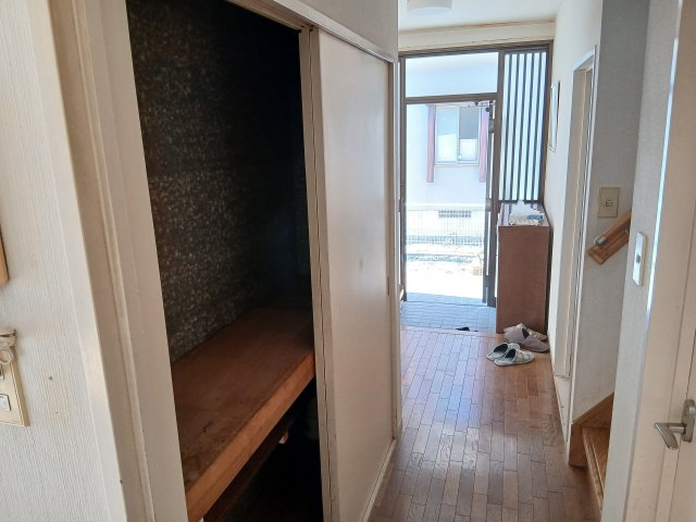 東松山市五領町　中古戸建の収納|１階廊下　収納
