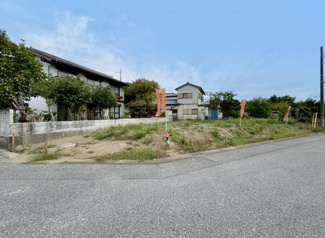 【外観】 | グランファミーロ外箕輪　新築戸建　君津駅 | 敷地面積約80坪　都市ガス　上下水道　生活便利♪　
開放感のある角地で陽当たり良好♪
間口が広いのでカースペースを多く取ることが可能です。
前面道路は６m公道で広々！日々の車の出し入れもスムーズです♪