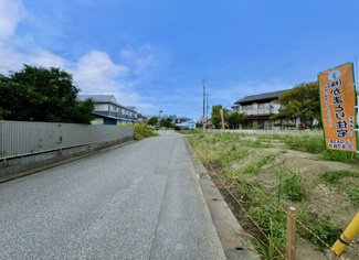 【前面道路含む現地写真】 | グランファミーロ外箕輪　新築戸建　君津駅 | 敷地面積約80坪　都市ガス　上下水道　生活便利♪　
開放感のある角地で陽当たり良好♪
間口が広いのでカースペースを多く取ることが可能です。
前面道路は６m公道で広々！日々の車の出し入れもスムーズです♪