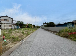 【前面道路含む現地写真】 | グランファミーロ外箕輪　新築戸建　君津駅 | 敷地面積約80坪　都市ガス　上下水道　生活便利♪　
開放感のある角地で陽当たり良好♪
間口が広いのでカースペースを多く取ることが可能です。
前面道路は６m公道で広々！日々の車の出し入れもスムーズです♪