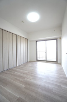 【洋室】 | 【リノベ済】ローレルコート観音新町 | 【洋室約7.2帖】
心と体をゆったりと安らげる主寝室。
寝室のゆとりが大きい分だけ、
暮らしの安らぎは深まります。
一日の疲れを癒すだけでなく、
ご夫婦の親密な語らいを紡ぎ出します。