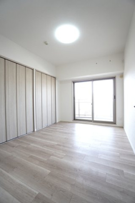 【洋室】 | 【リノベ済】ローレルコート観音新町 | 【洋室約7.2帖】
心と体をゆったりと安らげる主寝室。
寝室のゆとりが大きい分だけ、
暮らしの安らぎは深まります。
一日の疲れを癒すだけでなく、
ご夫婦の親密な語らいを紡ぎ出します。