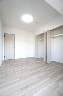 【洋室】 | 【リノベ済】ローレルコート観音新町 | 【洋室約7.2帖】
どんな家具や敷物でも部屋に馴染みやすく、
コーディネートがし易そうですね。
配置も柔軟に対応できるので身の回りの整理もし易い！
自分好みの空間に出来そうですね！