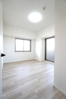 【洋室】 | 【リノベ済】ローレルコート観音新町 | 【洋室約5.3帖】
居室にはクローゼットを完備。
自由度の高い家具の配置が叶うシンプルな空間です。
お子様の成長と人数と共に必要になる
子供部屋にもぴったりの間取りですね。