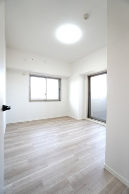 【洋室】 | 【リノベ済】ローレルコート観音新町 | 【洋室約5.3帖】
居室にはクローゼットを完備。
自由度の高い家具の配置が叶うシンプルな空間です。
お子様の成長と人数と共に必要になる
子供部屋にもぴったりの間取りですね。