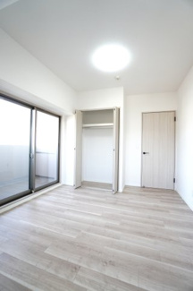 【洋室】 | 【リノベ済】ローレルコート観音新町 | 【洋室約5.3帖】
こども部屋をコーディネート！このぐらいの広さがあれば、 
お子さんの好きな色やモチーフを使ったコーディネートで、
勉強もお片付けも全部楽しいお気に入りの空間にしていけそうですね！