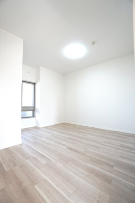 【洋室】 | 【リノベ済】ローレルコート観音新町 | 【洋室約6.5帖】
在宅勤務・リモートワークの書斎や、
趣味やくつろぎのスペースとしても。
家族と一緒に楽しい時間を過ごす中にも、
一人でくつろげる時間と場所は特に良いですね。
