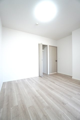 【洋室】 | 【リノベ済】ローレルコート観音新町 | 【洋室約6.5帖】
将来、ライフスタイルや家族構成が変わった時等、
第2子供部屋としても活用できそうですね！
勿論、壁掛けエアコンも取付が出来ますので、
快適な居室環境で過ごせそうです！