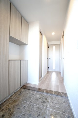 【玄関】 | 【リノベ済】ローレルコート観音新町 | 【玄関ホール】
人を迎え入れる最初の場所だからこそ、
清潔感と統一感のある空間に。
収納力のある大型カウンタータイプのシューズボックスを設け、
見た目の美しさと使いやすさを両立させた玄関スペースです。