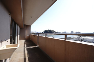 【バルコニー】 | 【リノベ済】ローレルコート観音新町 | 【バルコニー】
リビング全面が接するワイドバルコニー。
前面の建物が邪魔することなくよく陽が当たり、お洗濯物もすぐ乾きそう！
この位の広さがあると、エアコン室外機を置いても十分なスペースを保てます。