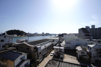 【展望】 | 【リノベ済】ローレルコート観音新町 | 【四季を感じる】
四季の移ろい・爽やかな青空や風を感じられ
自然を愉しめるパノラマビュー。
毎日の暮らしに余裕を感じさせてくれる、
遮る物の無い開放的な眺望を是非、ご堪能ください。