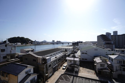 【展望】 | 【リノベ済】ローレルコート観音新町 | 【四季を感じる】
四季の移ろい・爽やかな青空や風を感じられ
自然を愉しめるパノラマビュー。
毎日の暮らしに余裕を感じさせてくれる、
遮る物の無い開放的な眺望を是非、ご堪能ください。