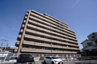 【外観】 | 【リノベ済】ローレルコート観音新町 | 【耐震性】
耐震性の高さを判断するポイントは、
建築確認申請日が1981年6月1日以降の
新耐震基準に適合しているかどうか。
震度６程度の大地震でも
建物が崩壊しないレベルが基準になりました。