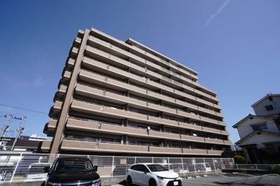 【外観】 | 【リノベ済】ローレルコート観音新町 | 【耐震性】
耐震性の高さを判断するポイントは、
建築確認申請日が1981年6月1日以降の
新耐震基準に適合しているかどうか。
震度６程度の大地震でも
建物が崩壊しないレベルが基準になりました。