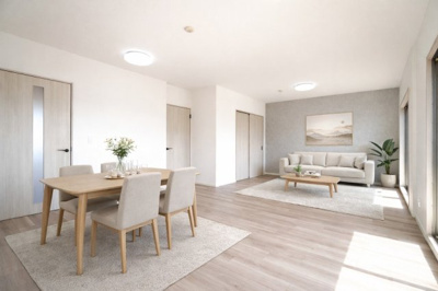 【居間・リビング】 | 【リノベ済】ローレルコート観音新町 | 【約21.0帖LDK】
朝の自然光、夜のやわらかな照明。
どの時間帯でも色味がぶれず、空間が静かに整って見えるのは、
この中間色バランスならではの魅力。
飾りすぎず、削りすぎない。ちょうどいい上質設計