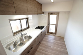 【キッチン】 | 【リノベ済】ローレルコート観音新町 | 【キッチンルーム】
独立型キッチンのメリットは、人目を気にせずに調理に集中できます！
来客時に手元や調理場を見られることなく調理ができ、
隣接するリビングやダイニングまで油や煙が広がりにくくなります。