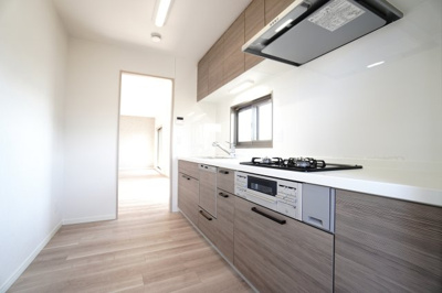 【キッチン】 | 【リノベ済】ローレルコート観音新町 | ☆キッチンの特徴☆
・Hosetec製
・人工大理石製ワークトップ
・浄水器一体型ハンドシャワー水栓
・一度に5人分食器洗い乾燥機
・フラットスリムレンジフード
・換気扇幕板が他の面材と同色