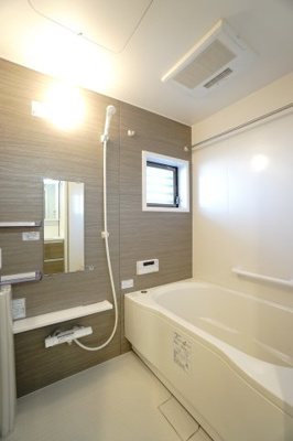 【浴室】 | 【リノベ済】ローレルコート観音新町 | 【システムバス】
ハウステック社製！
細かな凹凸がフロアに残る水を素早く広げ、
大きな水たまりをつくらずスピーディに乾燥。
翌朝にはカラッと！すべりにくいので
お子様やお年寄りの入浴も安心です。