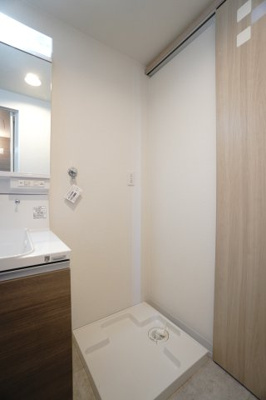 【独立洗面台】 | 【リノベ済】ローレルコート観音新町 | 【パウダールーム】
ドラム式洗濯機もゆとりをもって設置できる洗濯機スペース。
装着が簡単なワンタッチ式給水栓を採用し、
毎日の家事をスムーズにサポートしてくれるパウダールームです。