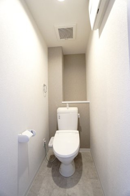 【トイレ】 | 【リノベ済】ローレルコート観音新町 | 【レストルーム】
LIXIL社製！
アクアセラミック採用で汚れが付きにくく、
サッとひと拭きでお掃除ラクラク。
フチレス形状と滑らかな手洗い一体デザインで、
清潔感と快適性を兼ね備えたトイレ空間です。