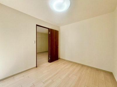 【洋室】 | エバーグリーン金岡２号棟 | 約６帖の洋室はリビングに隣接してますので、繋げると広々お使い頂けますよ！来客時にも嬉しいですね！