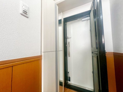 【玄関】 | エバーグリーン金岡２号棟 | 【玄関】シューズボックスございますので、散らかりがちな玄関も片付きますね！姿見があるので、お出かけ前の身だしなみチェックもできます♪