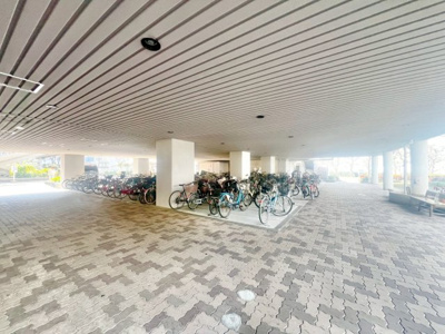 【駐輪場】 | エバーグリーン金岡２号棟 | 駐輪場に屋根があるので、雨の日に自転車が濡れにくく嬉しいですね！