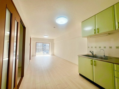 【居間・リビング】 | エバーグリーン金岡２号棟 | 【リビング】ＬＤＫは広々約１３．９帖♪大きな窓のあるリビングは、陽光あふれる明るい空間です！居心地良く、ご家族皆がゆったり寛げる憩いの空間となりそうです♪