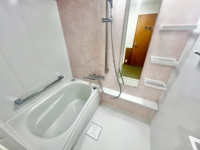 【浴室】 | エバーグリーン金岡２号棟 | 【システムバス】ゆったりとくつろげる綺麗な浴室ですよ！時間短縮でシャワーだけの方も多いですが、一日の疲れを癒すため湯船に浸かれば心身ともにリラックスできますね♪