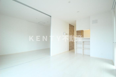 【内装】 | ・ コンティニュエ | 明るい色調の室内です