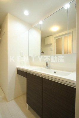 【洗面所】 | ・ コンティニュエ | ゆったりとスペースのある洗面所