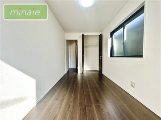 【洋室】 | 小学校6分　スーパー7分　SIクローク付き　大和田新田　1号棟 | 日が差し込み明るいです。同タイプ