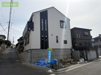 【前面道路含む現地写真】 | 小学校6分　スーパー7分　SIクローク付き　大和田新田　1号棟 | 自然と調和する心地よいデザイン　同タイプ