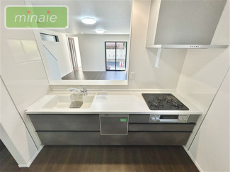 【居間・リビング】 | 小学校6分　スーパー7分　SIクローク付き　大和田新田　1号棟 | 家族が自然と集まる19のLDK　同タイプ