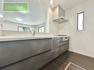 【キッチン】 | 小学校6分　スーパー7分　SIクローク付き　大和田新田　1号棟 | 家族と会話を楽しめる明るいキッチン　同タイプ