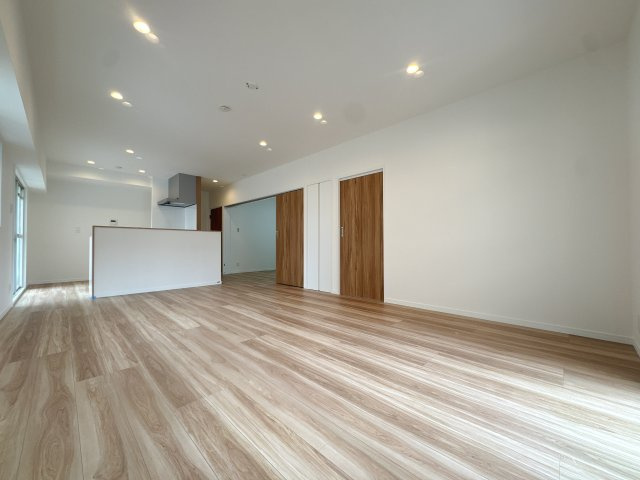 【居間・リビング】 | ロワールマンション南福岡☆仲介手数料無料☆ | 内装から水回りまで、細部にこだわりリノベーションを実施。最新の設備へ一新されており、入居当日から気持ちよく新生活をスタートできます。デザイン性と機能性が両立した住まいです。