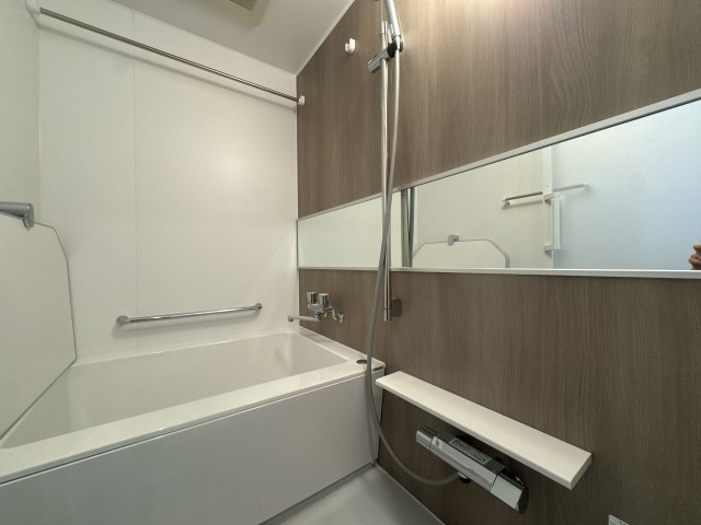 【浴室】 | ロワールマンション南福岡☆仲介手数料無料☆ | 【水回り一新】清潔感あふれるバスルームと洗面空間。浴室乾燥機や温水洗浄便座など、最新の設備を導入しました。毎日の身支度がスムーズに、そしてリラックスタイムをより上質なものに。