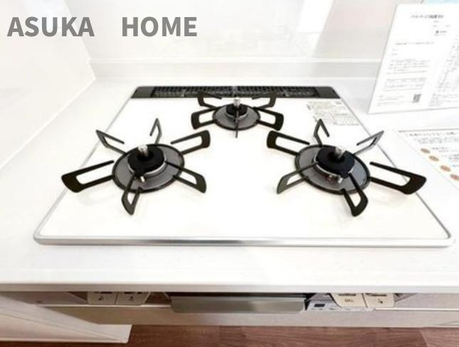 保土ケ谷区常盤台戸建のキッチン|三口コンロ、グリル付きでお料理のレパートリーも増えそうですね。。