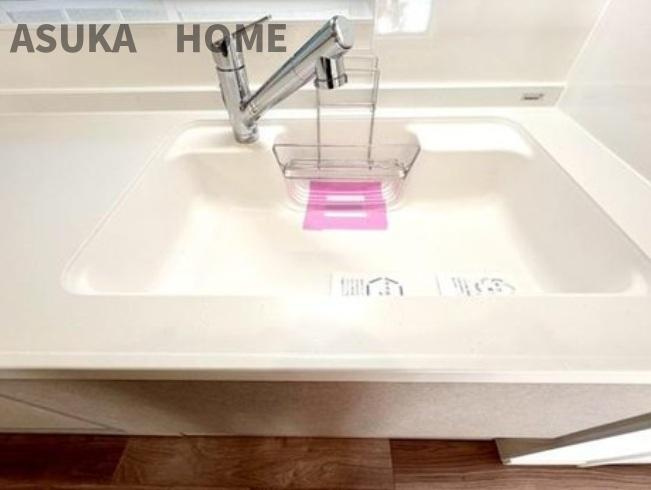 保土ケ谷区常盤台戸建のキッチン|浄水器一体型は大事な浄水を日常的に使えるので嬉しいですね。