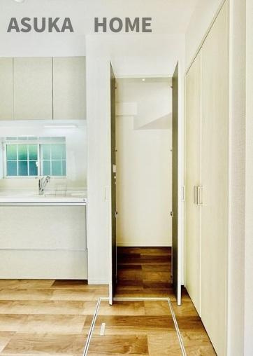 保土ケ谷区常盤台戸建のキッチン|キッチン横のパントリーは収納にも使えて嬉しいですね。