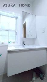 保土ケ谷区常盤台戸建の独立洗面台|一日の始まりの朝、歯磨きをしたりメイクや髪をセットしたり・・・使いやすさが考えられた3面鏡です♪