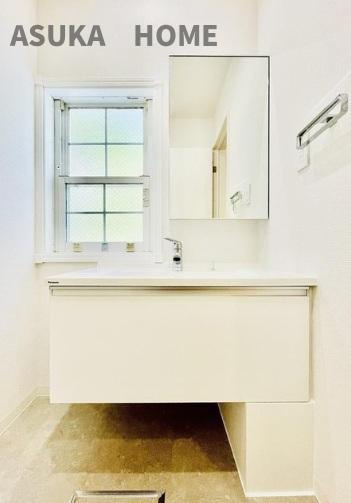 保土ケ谷区常盤台戸建の独立洗面台|使いやすさが考えられた洗練されたデザイン性の高い洗面台です♪